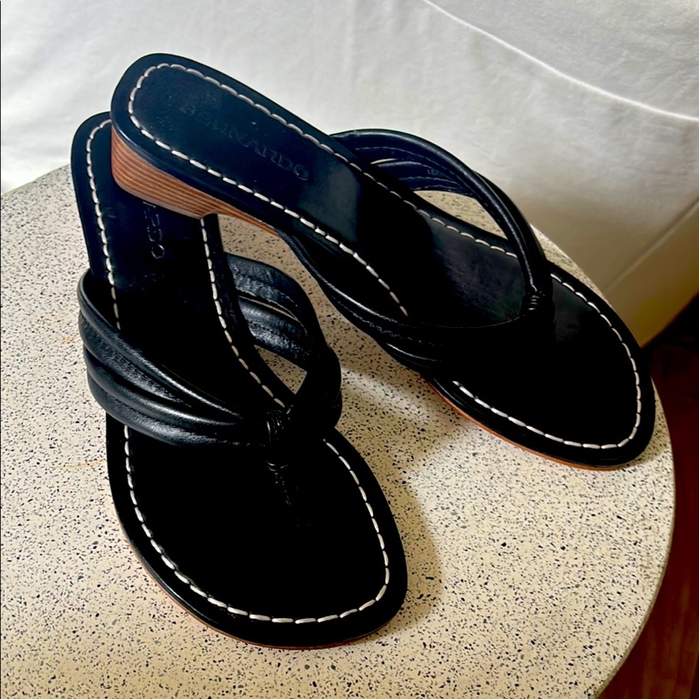 Bernardo Black Sandals Classic Thong Design